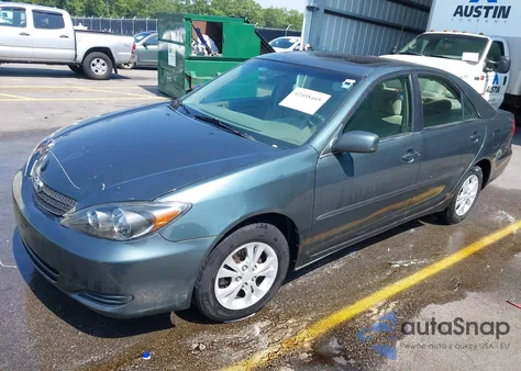 2004 Toyota Camry Le V6/Xle V6 z USA, uszkodzony, nr VIN 4T1BF32K74U073206